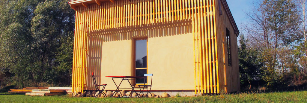 Die Außenküche im Wangeliner Garten, ein Zeugnis moderner Lehmhausarchitektur.