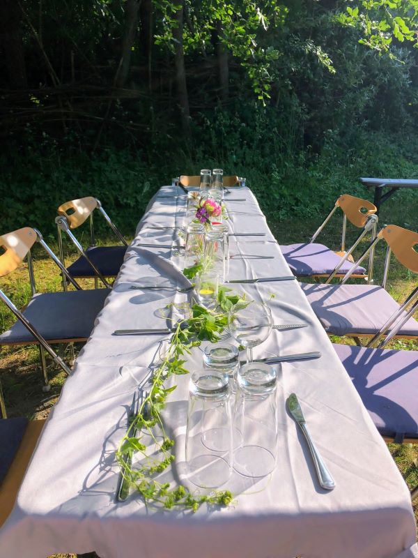 DekorierterTisch für eine Feier im Gartencafé des Wangeliner Gartens