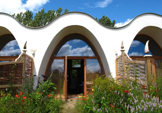 Liebevoll eingerichtete Doppelzimmer im Gästehaus aus Strohballen