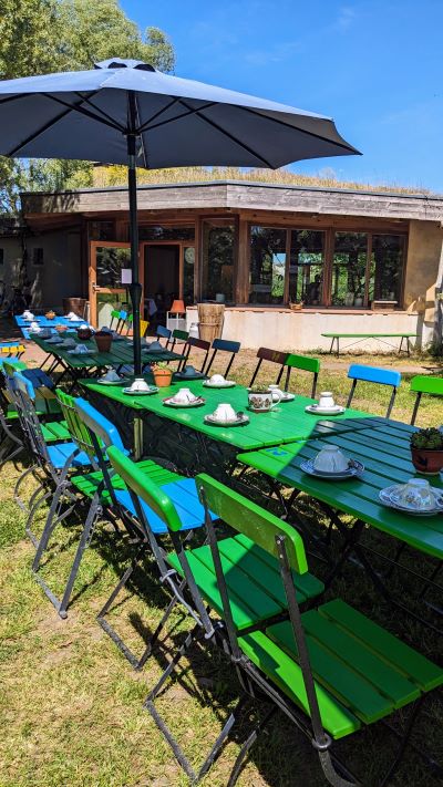 Gedeckter Tisch im Café des Wangeliner Gartens