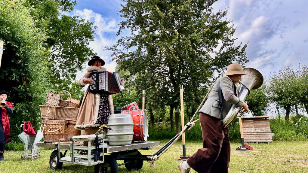 Das Theater zieht ein - mit Pauken und Trompeten. Und Tuba.
