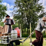 Das Theater zieht ein - mit Pauken und Trompeten. Und Tuba.