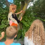 Toni installiert Lehm am Baum