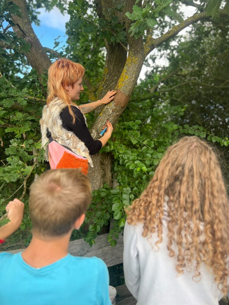 Toni installiert Lehm am Baum