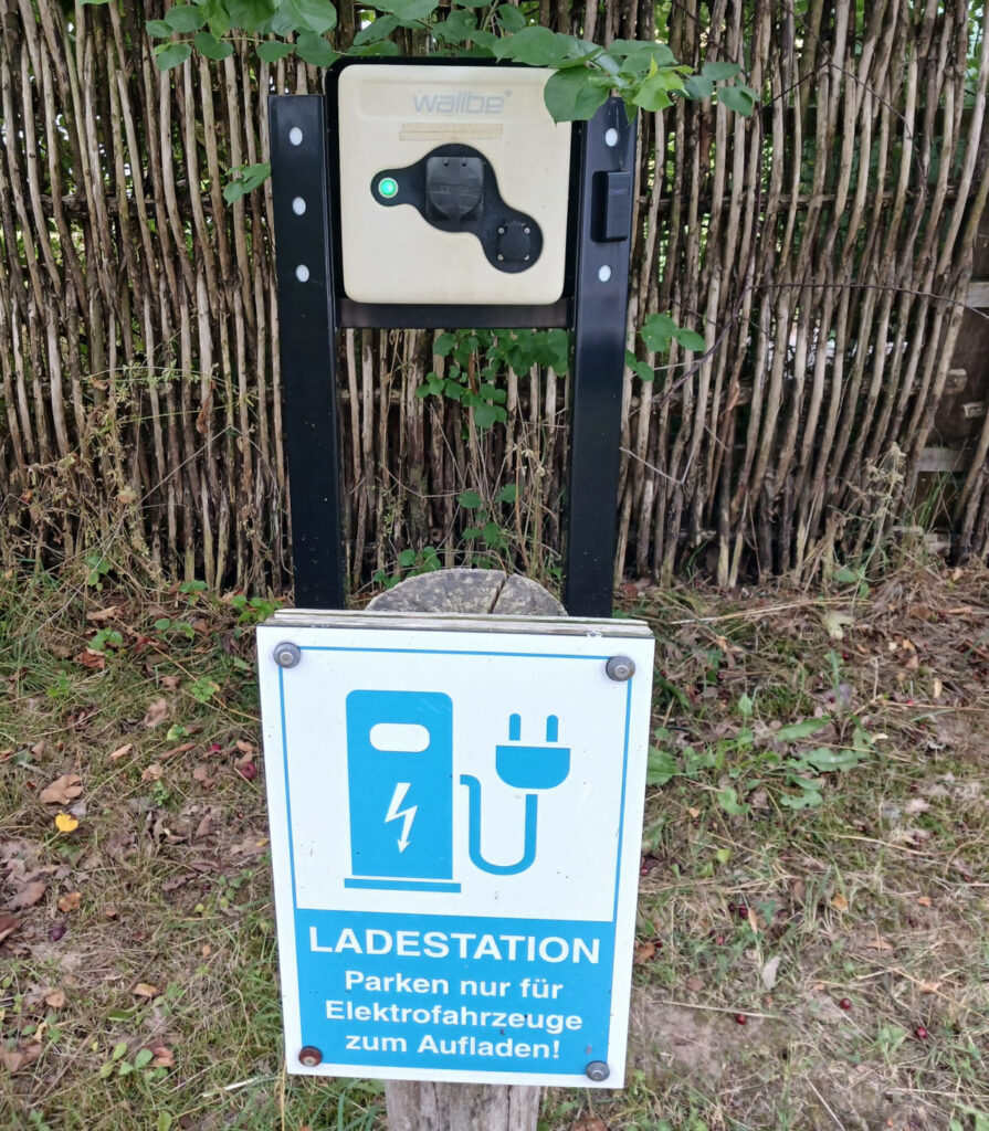 e-Ladesaeule1280 E-Ladesäule für Elektrofahrzeuge